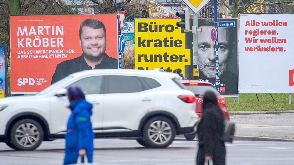 Wahlplakate, wie hier in Magdeburg, sollen nicht nur die Kandidaten und Kandidatinnen bekannter machen, sondern idealerweise auch Themen ansprechen, die die Wähler besonders bewegen. Aktuell ist das vor allem das Problemfeld Wirtschaft und Inflation. Foto: Klaus-Dietmar Gabbert/dpa