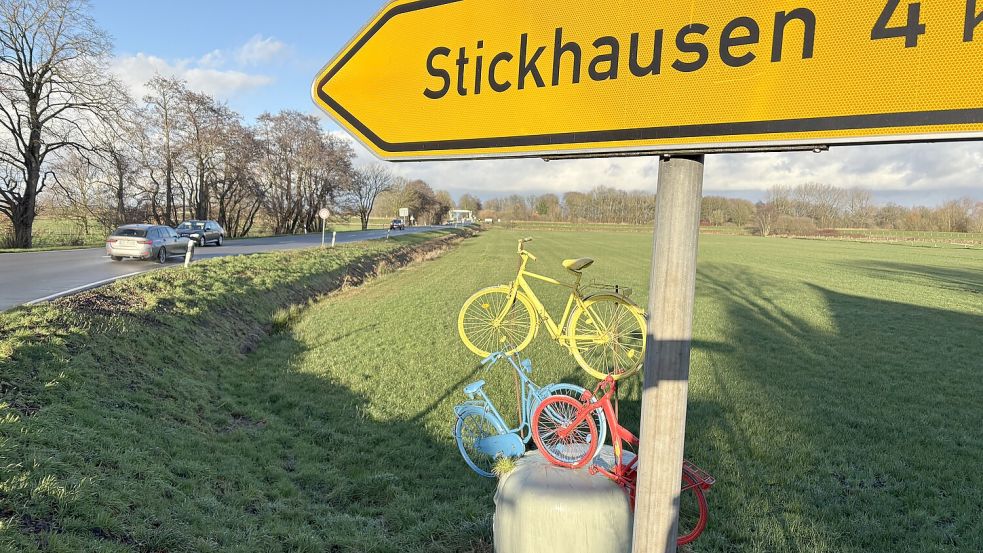 Auf der Landesstraße 21 - das Bild wurde in der Kurve bei Potshausen gemacht - sind sehr viele Autos unterwegs. Die aufgestellten bunten Fahrräder stammen von einer Protestaktion, mit der ein Radweg gefordert wurde und noch immer wird. Foto: Ammermann