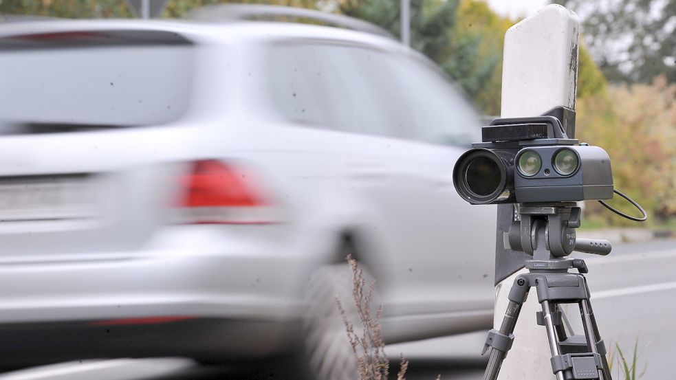 Die Polizei misst die Geschwindigkeit der Autos und Lkw auf der A 28. Symbolfoto: Ortgies