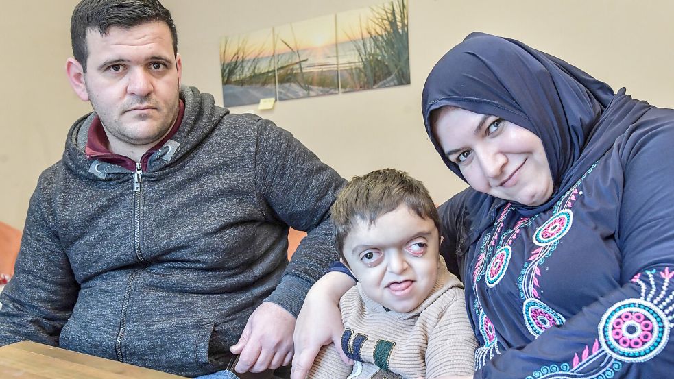 Ibrahim, Mohammed und Fatma Abdallah wohnen in Rysum. Die kleine Schwester Razan ist erst wenige Monate alt und machte gerade einen Mittagsschlaf. Foto: Ortgies