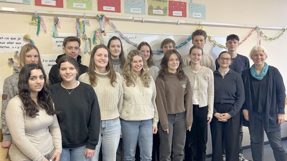 Die Schüler vom Ubbo-Emmius-Gymnasium in Leer konnten sich bei Sylvia Bley (rechts) für „Balu und Du“ anmelden. Foto: Löschen