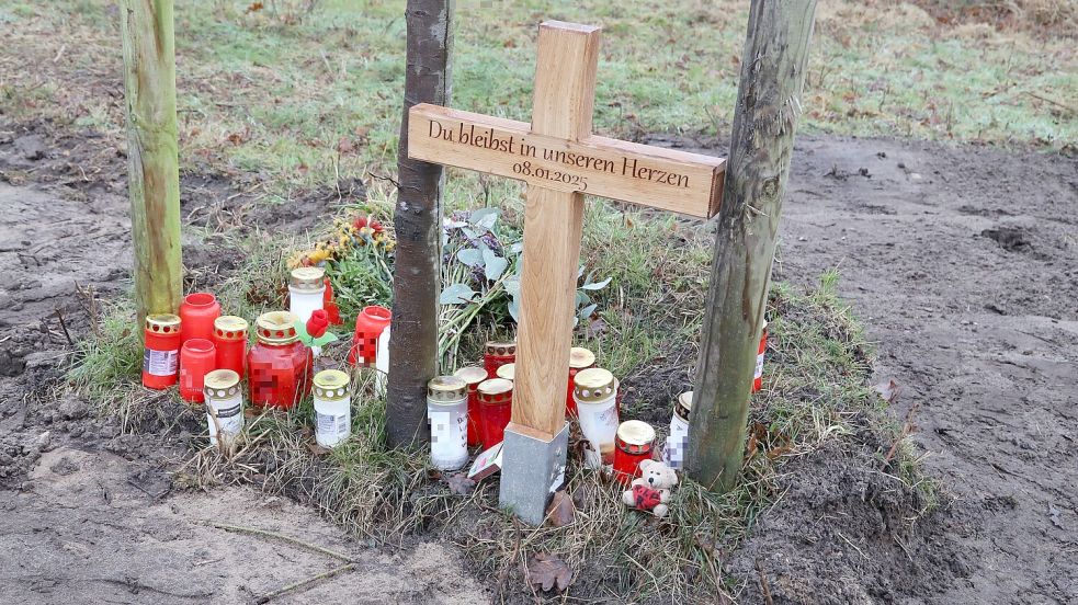 Angehörige haben nach dem schrecklichen Unfall mit fünf Toten an der B401 ein Kreuz aufgestellt. Sie stellten zudem Kerzen auf und legten Blumen nieder. Foto: Passmann