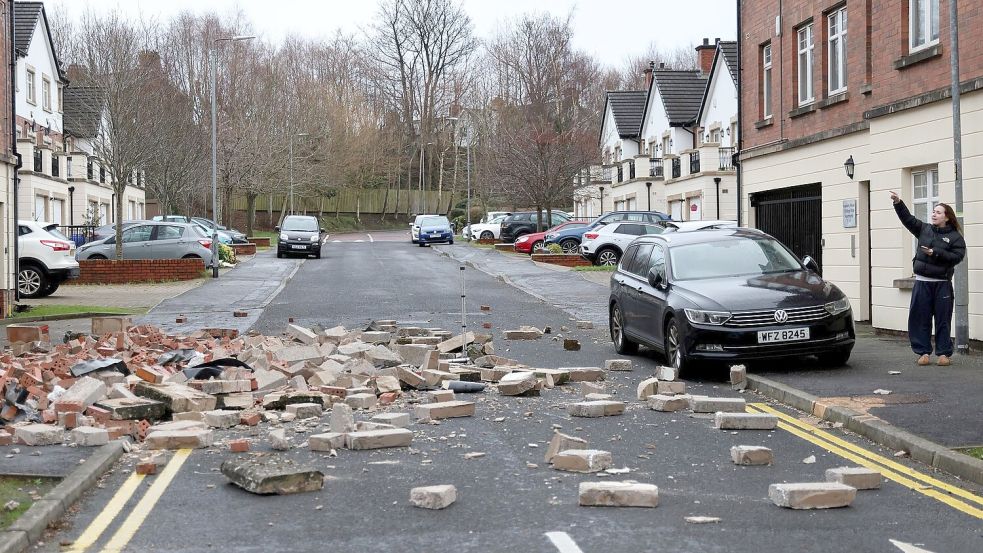 Der Sturm riss Bäume heraus und beschädigte Häuser teils erheblich. Foto: --/AP/dpa