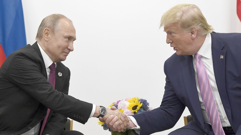 Sahen sich zuletzt 2019 im japanischen Osaka: Wladimir Putin und Donald Trump. Foto: dpa/Susan Walsh/AP