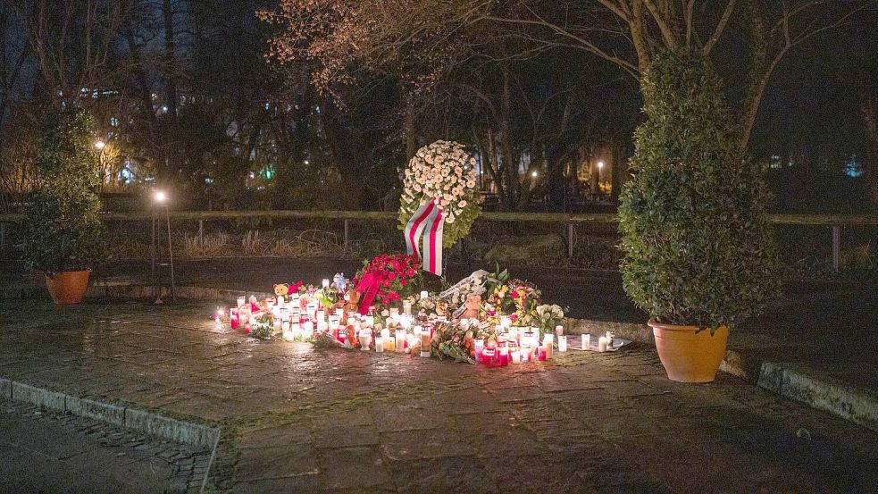 Mit Kerzen und Blumen wird an die Opfer erinnert. Foto: Daniel Vogl/dpa