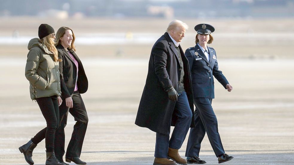 US-Präsident Trump ist mit seiner Ehefrau Melania Trump nach North Carolina gereist. Foto: Jess Rapfogel/AP/dpa