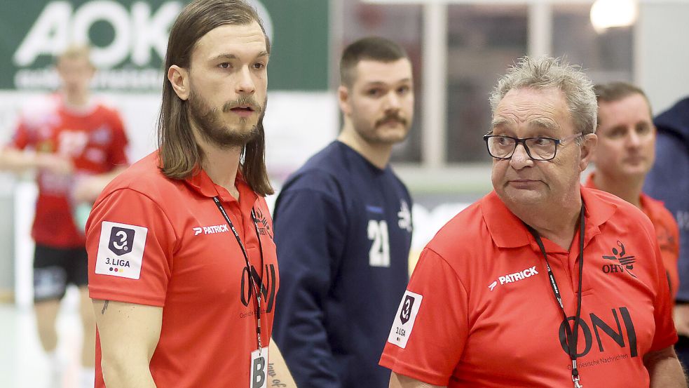 Die OHV-Verantwortlichen um Trainer Sven Suton (links) und Teammanager Ewald Meyer (rechts) waren nach einer tollen Auricher Aufholjagd, die nicht belohnt wurde, bedient. Der OHV verlor mit zwei Toren Unterschied. Archivfoto: Doden, Emden