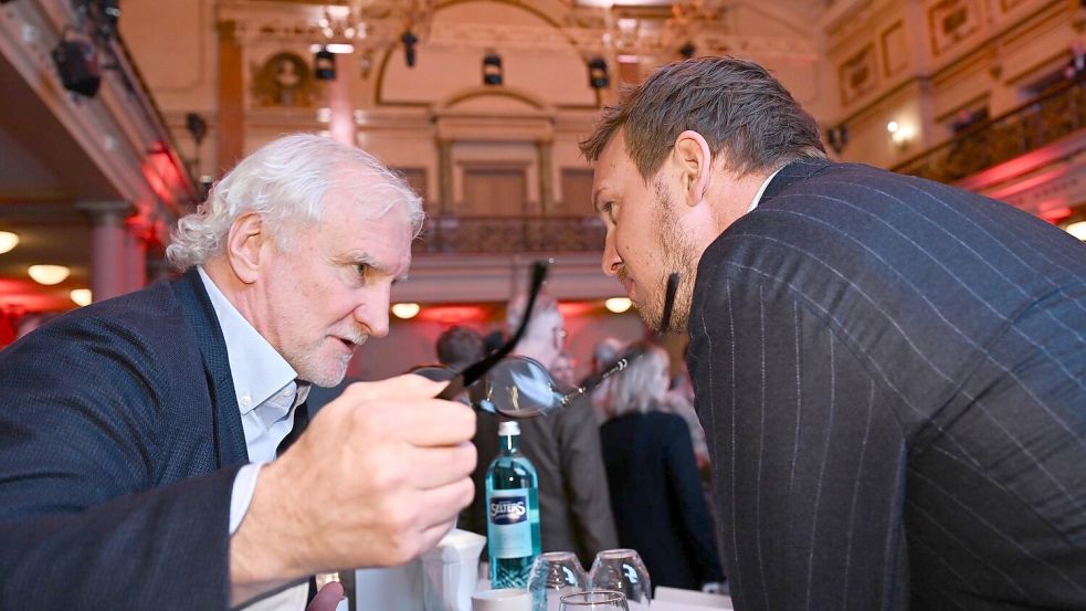 Julian Nagelsmann (r) macht bis 2028 weiter, für Rudi Völler soll beim DFB 2026 Schluss sein. Foto: Arne Dedert/dpa