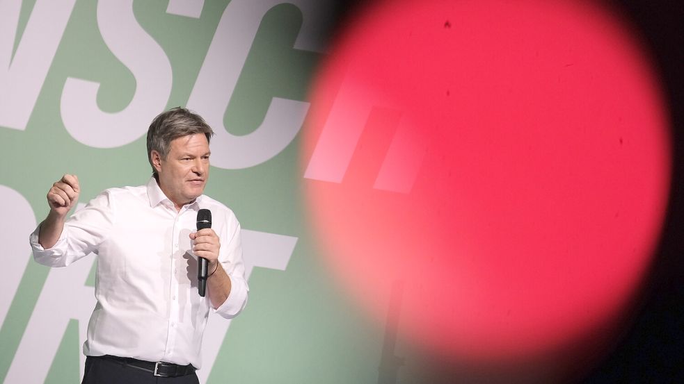 Robert Habeck wurde bei seinem Wahlkampfauftritt im Leipziger Haus bejubelt. Außerhalb der Grünen-Blase schlägt den Grünen Hass und Missachtung ins Gesicht. Foto: Sebastian Willnow/dpa