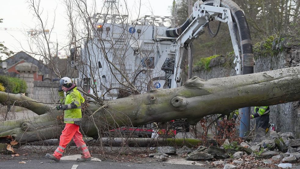 Die Wetterlage in Irland und Großbritannien bleibt angespannt. Foto: Brian Lawless/PA Wire/dpa