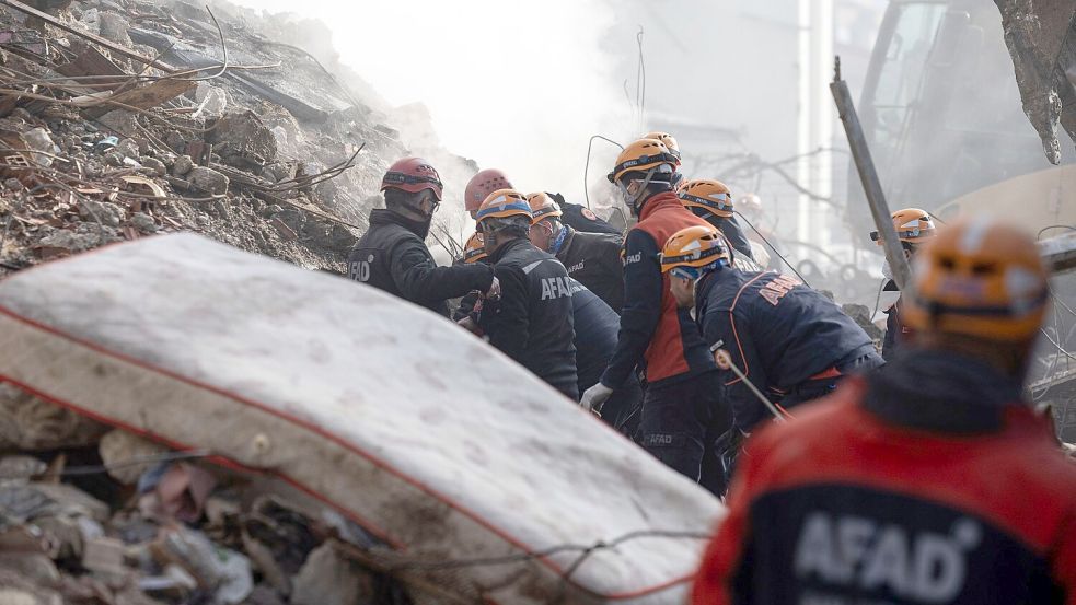 Aus noch ungeklärter Ursache stürzte ein vierstöckiges Wohngebäude in der Provinz Konya ein. Foto: Ugur Yildirim//DIA Photo/AP/dpa