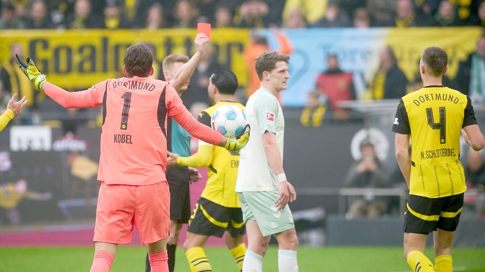 Nico Schlotterbeck sieht früh die Rote Karte. Foto: Bernd Thissen/dpa