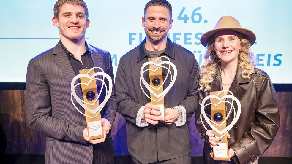 Regisseur Lauro Cress (M) hat für seinen Film „Ungeduld des Herzens“ den Hauptpreis gewonnen. Ladina von Frisching und Giulio Brizzi wurden als beste Nachwuchsdarsteller geehrt. Foto: Oliver Dietze/dpa