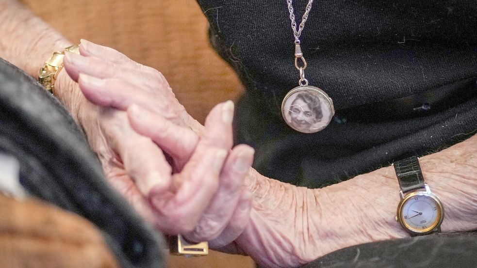 Margot Friedländer trägt ein Amulett mit dem Bild ihrer Mutter, die wie ihr Bruder im NS-Vernichtungslager Auschwitz ermordet wurden. Foto: Kay Nietfeld/dpa