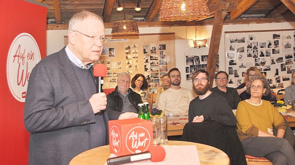 Stephan Weil sprach in der Logabirumer Mühle über verschiedene Themen. Foto: Wolters