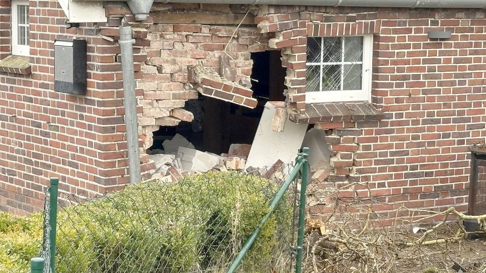 Ein großes Loch wurde durch den Aufprall in die Hauswand gerissen. Foto: Heino Hermanns