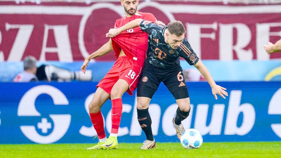 Joshua Kimmich, hier bedrängt von Freiburgs Eren Dinkci, war mit dem Bayern-Auftritt zufrieden. Foto: Tom Weller/dpa