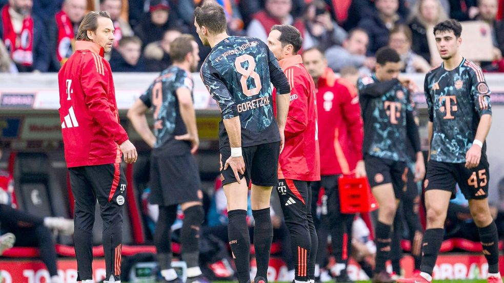 Der linke Oberschenkel zwickt: Für Leon Goretzka war schon vor der Pause Schluss. Foto: Tom Weller/dpa