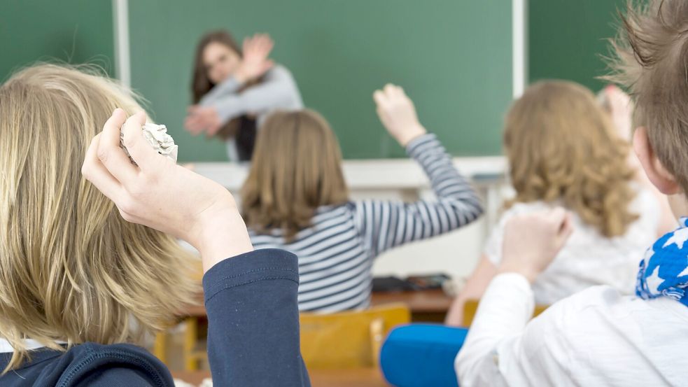 Angriff auf eine Lehrerin: Gewalt an Schulen ist laut einer aktuellen Umfrage unter Schulleitern auf dem Vormarsch. Gestelltes Foto: Imagebroker/Imago