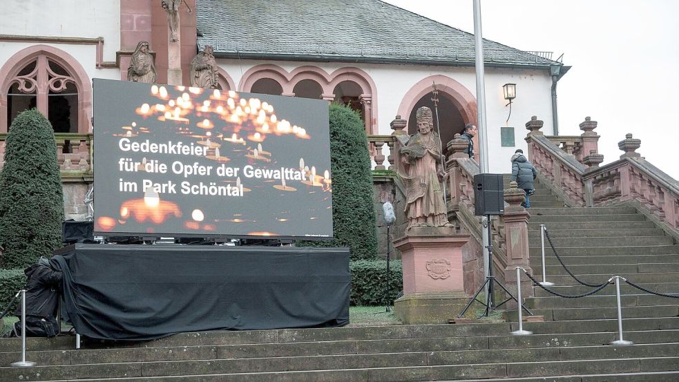 Die Gedenkfeier wurde per Leinwand übertragen Foto: Daniel Vogl/dpa