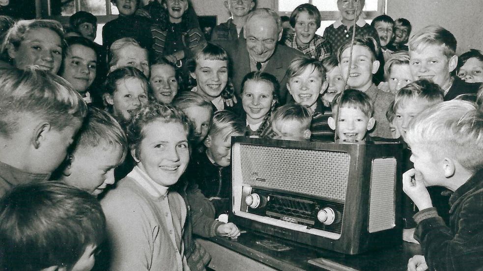 Ihre Mitschüler sind voller Vorfreude. Gesine Balsen hatte dafür gesorgt, dass ihre Schule ein Radio erhielt, um Schulfunksendungen hören zu können. Foto: Archiv Hinrich Trauernicht