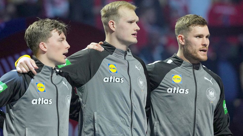 Die deutschen Handballer um Nils Lichtlein, David Späth und Johannes Golla (v.l.n.r.) treffen im WM-Viertelfinale auf Tunesien. Foto: Soeren Stache/dpa