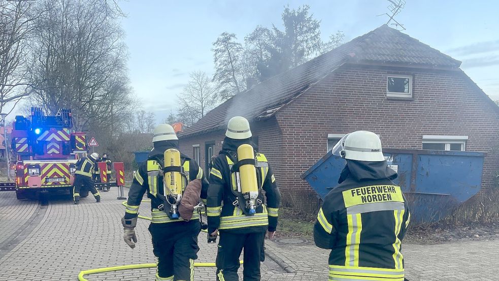 Rauch kam aus dem abbruchreifen Haus. Foto: Feuerwehr Norden