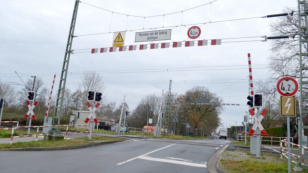 Der Bahnübergang im Moorweg in Leer: Im Hintergrund links geht es in die Straße Am Bahndamm. Foto: Fertig/Archiv