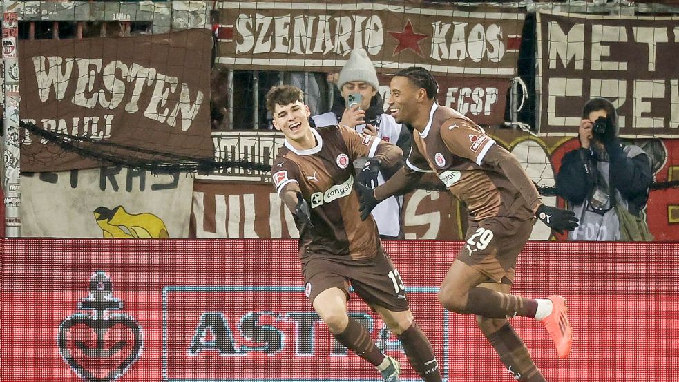 St. Paulis Morgan Guilavogui (r) feiert sein Tor zum 1:0 mit Noah Weißhaupt. Foto: Christian Charisius/dpa