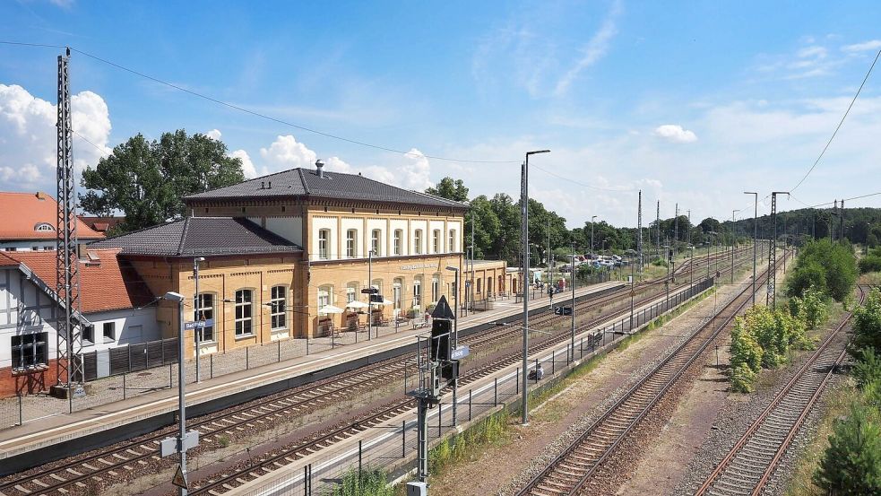 Der Bahnhof Bad Belzig wurde schon vor vielen Jahren umfassend saniert - und dient nun als gutes Beispiel einer Weiterentwicklung im Sinne der Verkehrswende. (Archivbild) Foto: Soeren Stache/dpa-Zentralbild/ZB