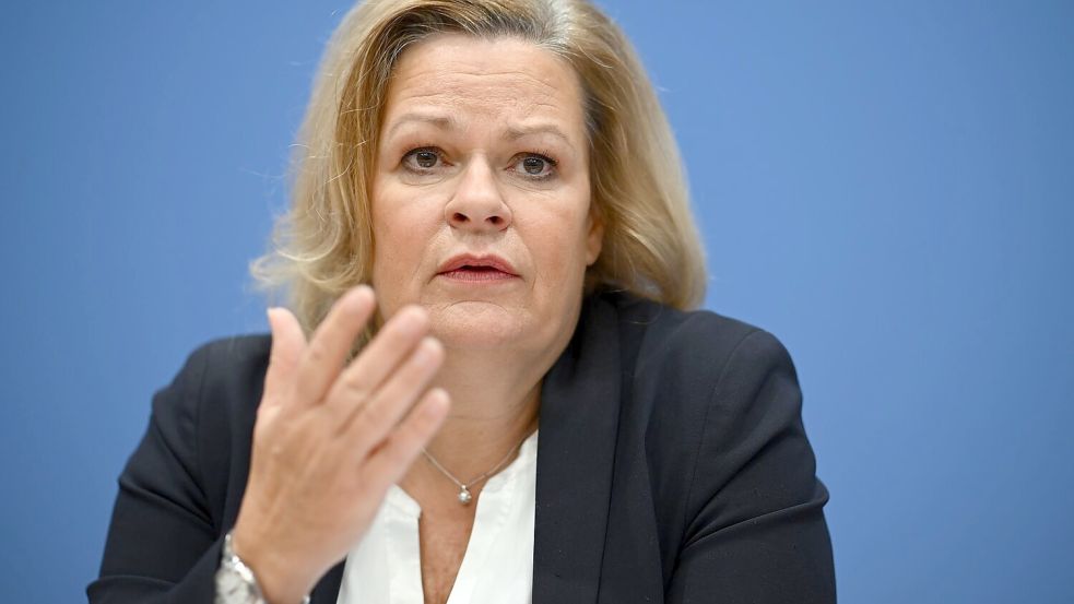 Bundesinnenministerin Nancy Faeser (SPD) hat mit Vertretern mehrerer Internet-Plattformen über Desinformation im Kontext der anstehenden Bundestagswahl gesprochen. (Archivfoto) Foto: Sebastian Gollnow/dpa