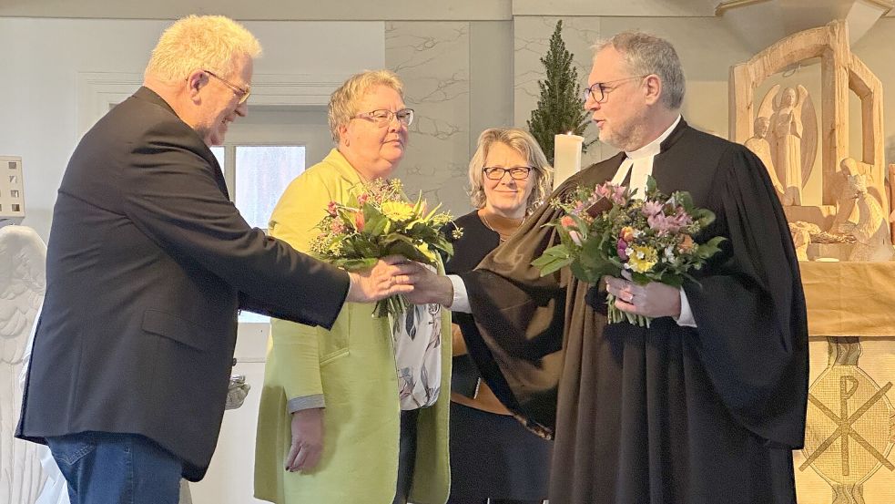 Superintendent Thomas Kersten (rechts) verabschiedete Ewald Pollmann (von links), Maike Schulte und Vorsitzende Petra Prins aus der Synode. Foto: Privat