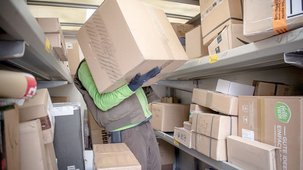 Paketboten müssen manchmal auch besonders schwere Sendungen schleppen. (Symbolfoto) Foto: Sina Schuldt/dpa