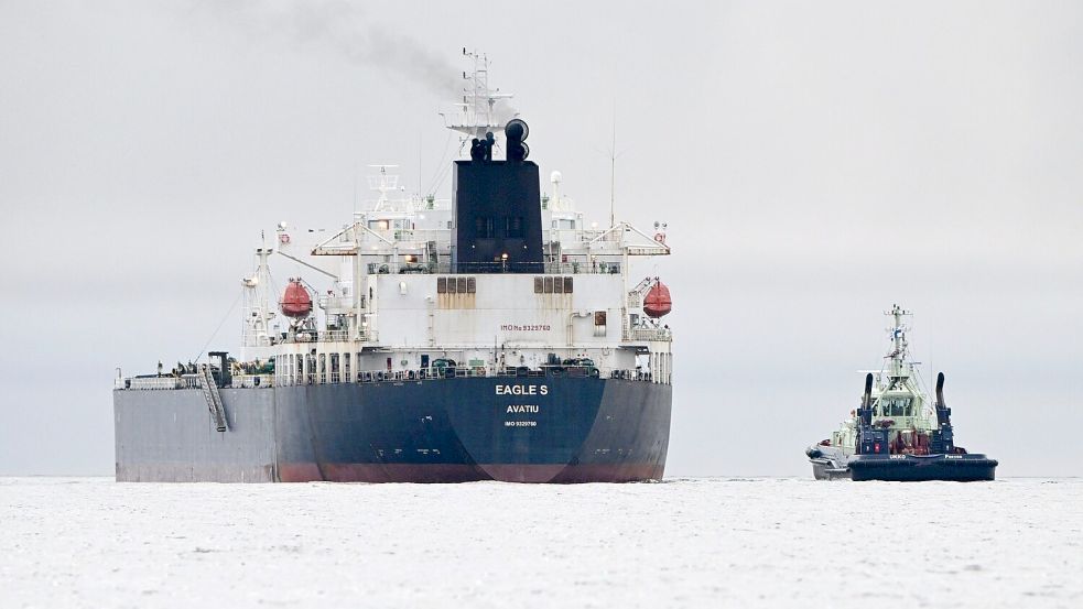 Die finnischen Ermittler halten seit Dezember die „Eagle S“ fest, die nach EU-Einschätzung zur russischen Schattenflotte zählen soll. (Archivbild) Foto: Jussi Nukari/Lehtikuva/dpa