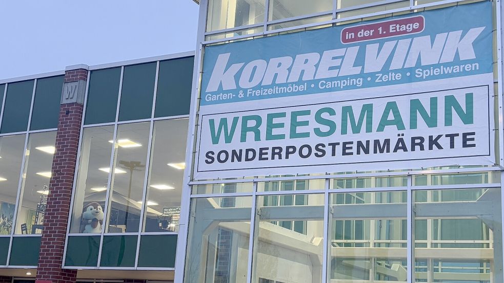 Ein Blick auf den Wreesmann-Sonderpostenmarkt in Ostrhauderfehn. Das Unternehmen hat jetzt die Kette „Schauen & Kaufen“ mit 16 Filialen übernommen. Foto: Zein