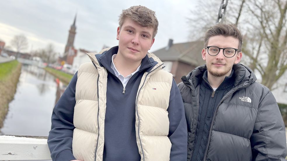 Mattis Holzenkämpfer (links) und Anthony Luccheta kommen aus Rhauderfehn und besuchen die BBS 1 in Leer. Ihnen und vielen anderen Schülern fehlt dort eine Mensa. Foto: Janßen