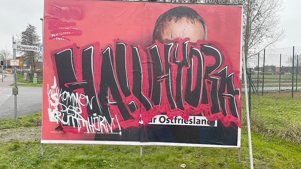 Unbekannte haben ein Wahlplakat von Johann Saathof in der Gemeinde Krummhörn beschmiert. Foto: privat