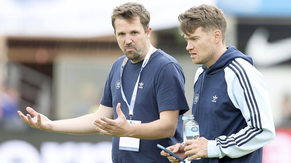 Henning Rießelmann (rechts) und Nils Janzen basteln intensiv an der Zukunft von Kickers Emden. Foto: Doden/Emden