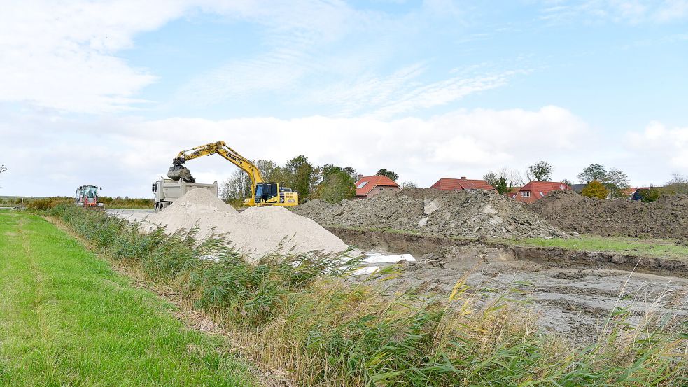 Auf der Baustelle des neuen Feuerwehrhauses in Greetsiel geht es voran. Dort sind aktuell Bagger vor Ort. Foto: Wagenaar