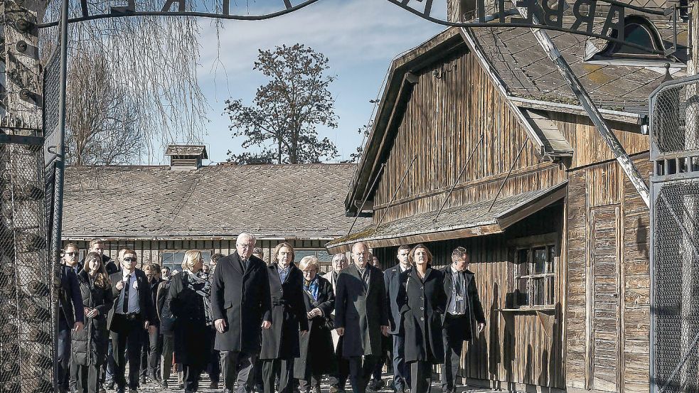 Am Rundgang durch das Konzentrationslager nahm neben Steinmeier auch Bundeskanzler Scholz teil. Foto: Imago/ Jesco Denzel