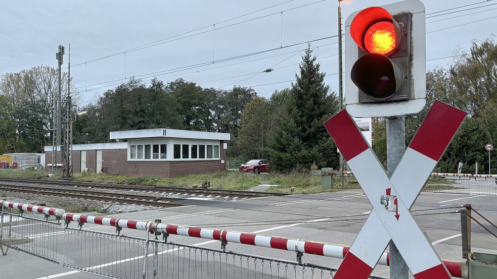 Die Bahn wird nach der Inbetriebnahme der Wunderline, der Schnellzugverbindung zwischen Bremen und Groningen, das Stellwerksgebäude (Foto) am Bahnübergang an der Deichstraße in Ihrhove außer Betrieb nehmen. Foto: Ammermann