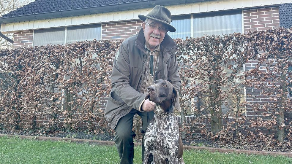 Heinrich Rauert zählt bei der Jagd auf seine Hündin Bea. Foto: Löschen