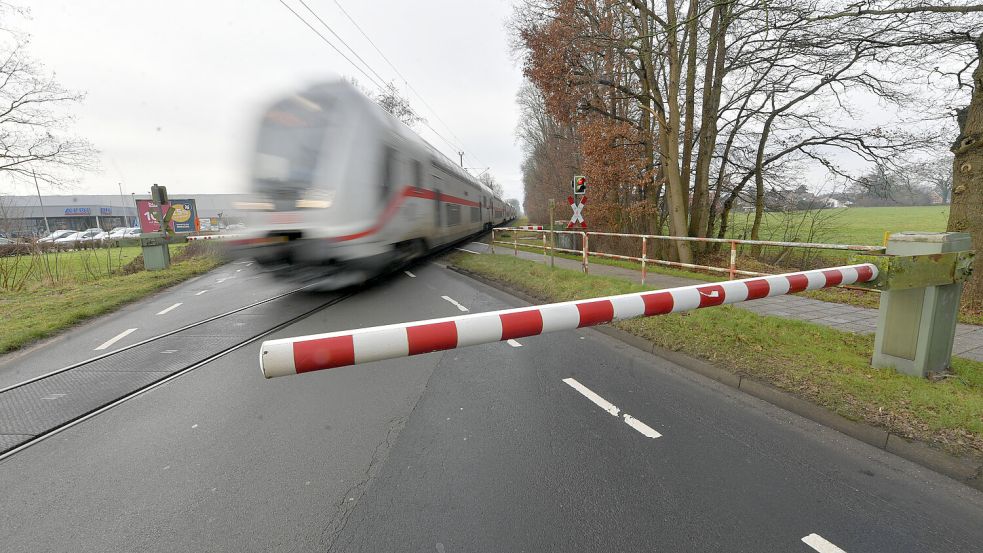 Der Bahnübergang Hohe Loga/Logabirumer Straße ist mit Halbschranken gesichert. Foto: Ortgies