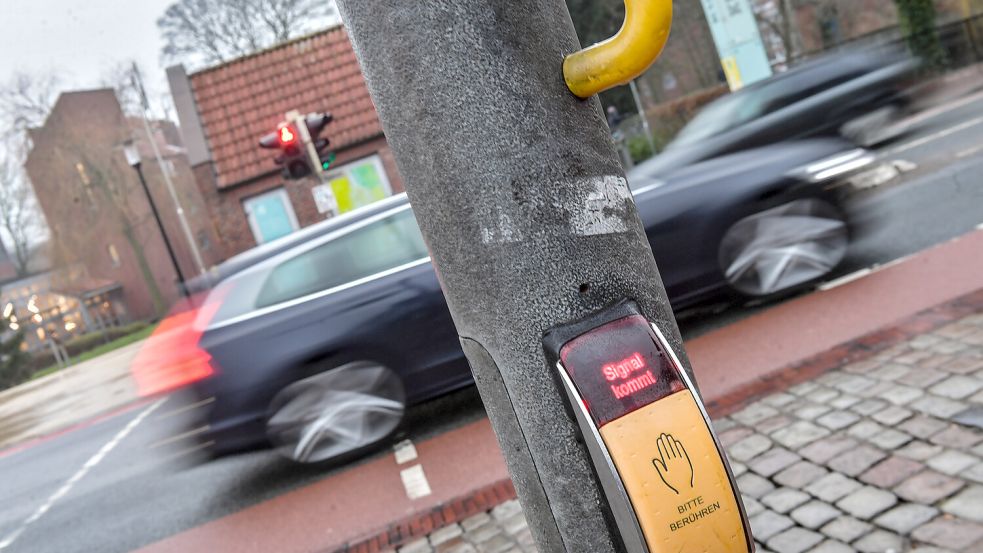 Der Taster an der Ampel ist gedrückt, aber noch sausen die Autos vor der Kunsthalle über die Straße. Foto: Ortgies