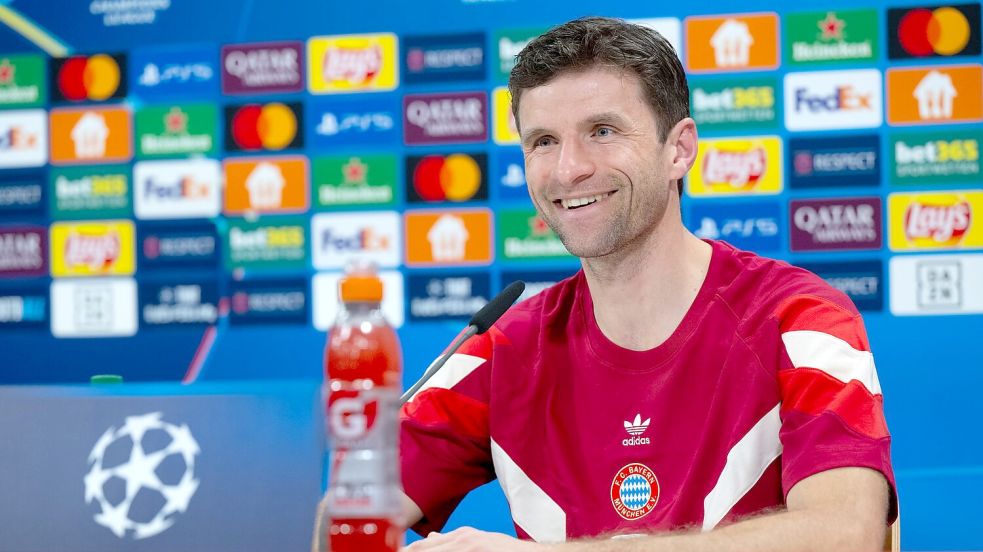 Thomas Müller blickt dem Bratislava-Spiel guter Laune entgegen. Foto: Sven Hoppe/dpa