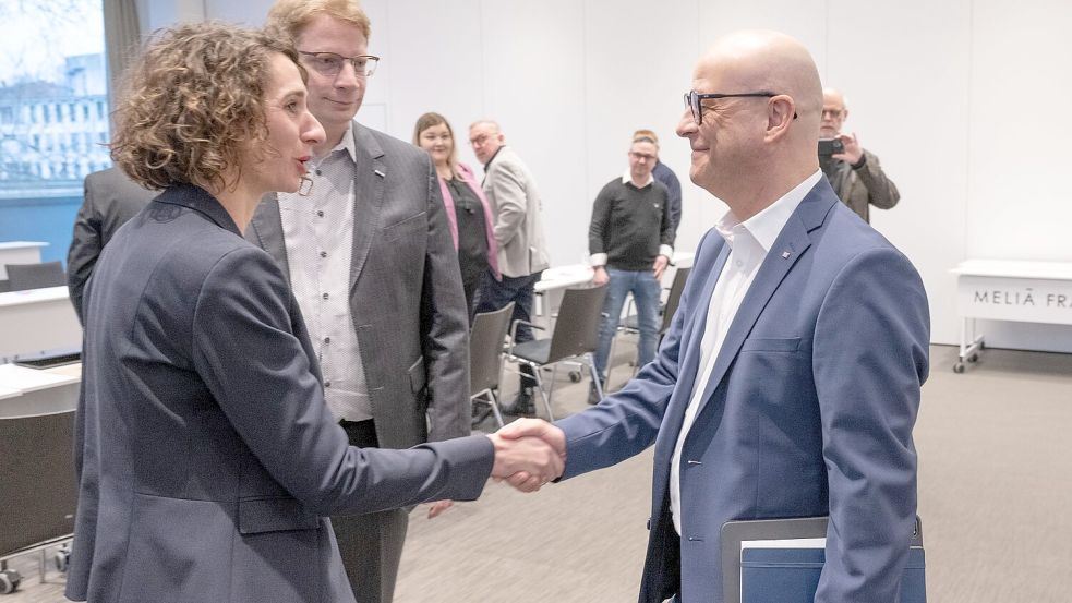 Die EVG-Verhandlungsführer Cosima Ingenschay und Kristian Loroch begrüßen Bahn-Personalvorstand Martin Seiler (rechts) bei der ersten Tarifrunde in Frankfurt. Foto: Boris Roessler/dpa