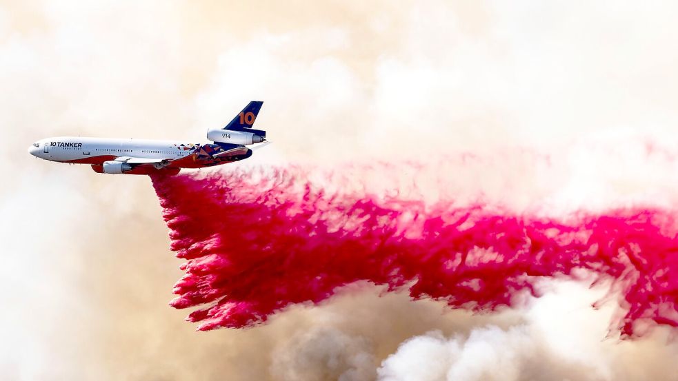 Die Brände wurden auch per Flugzeug bekämpft. (Archivbild) Foto: Brian Cahn/ZUMA Press Wire/dpa