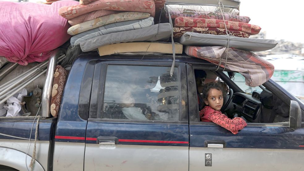 Palästinenser kehren in den Norden des Gazastreifens zurück. Foto: Jehad Alshrafi/AP/dpa