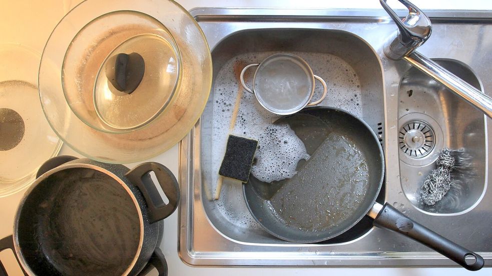 Männer überschätzen ihren Beitrag zur Hausarbeit, lautet ein Fazit aus einer repräsentativen Befragung. (Symbolbild) Foto: picture alliance / dpa