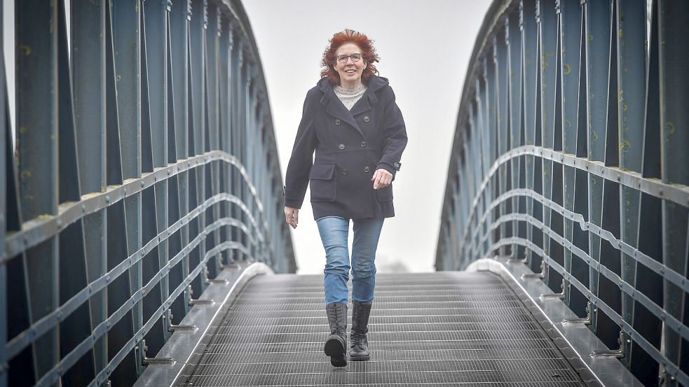 Hanne Frühling auf der Brücke in Amdorf. Ihr Landfrauenverein Kiek maal rin versorgt ein großes Gebiet entlang der Leda. Foto: Ortgies